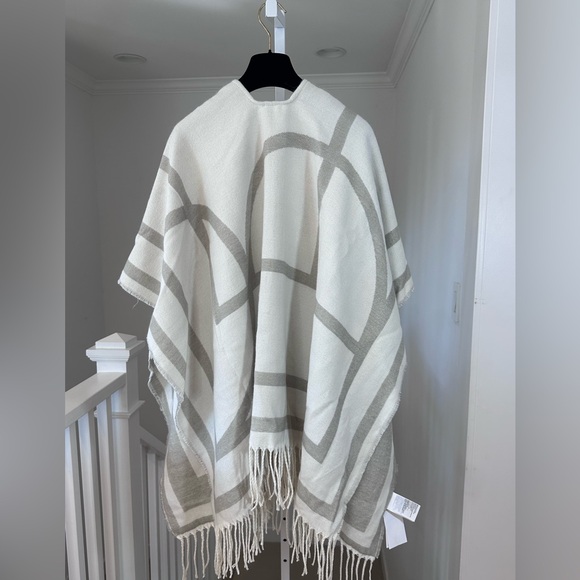 H&M Reversible Poncho Sweater Scarf Neutral Print Fringe Oversized NWT - Picture 8 of 13
